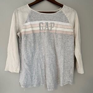 GAP Gray White Colorblock Baseball Tee Logo Top Size Medium 3/4 Sleeve Casual